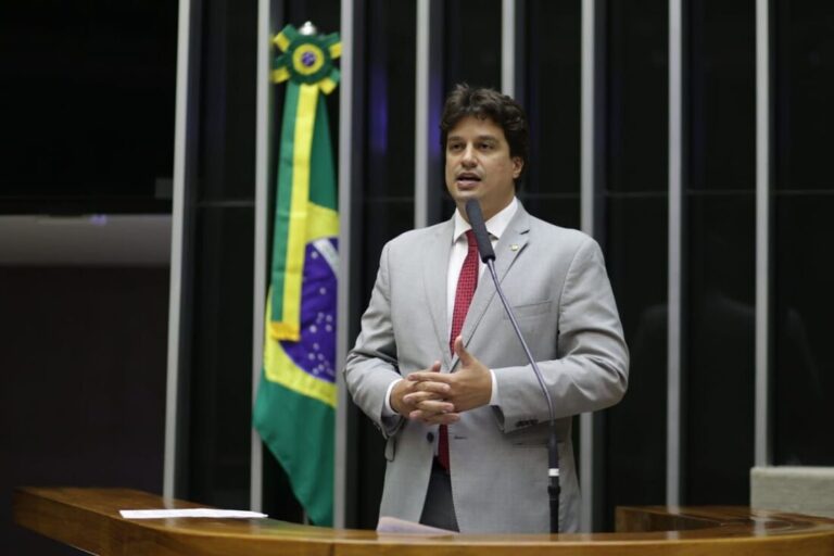 Lucas Ramos apoia fim da escala 6x1 e defende jornada mais humana